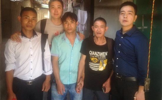 简某父子与民警的合影