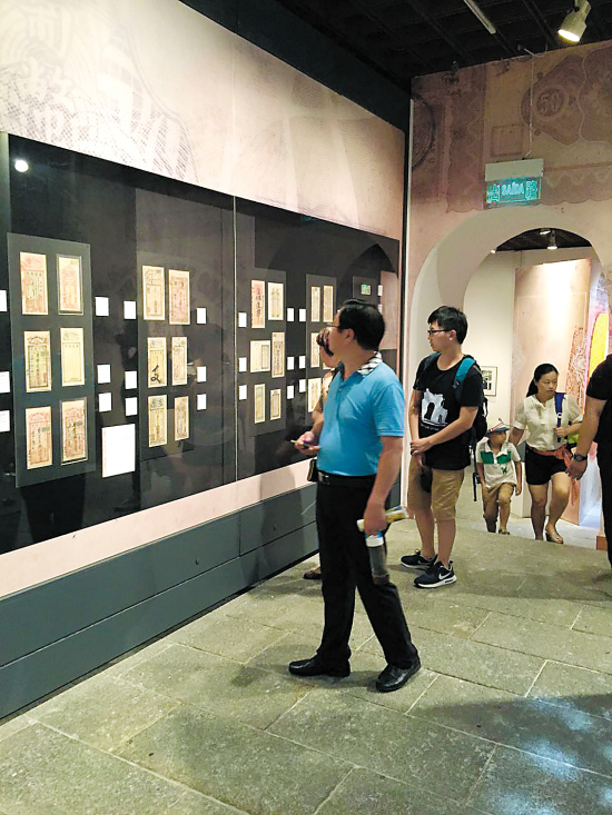 货币展吸引了不少游客