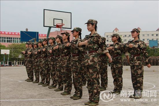 南充高校军训 女生清一色扎起麻花辫(图)