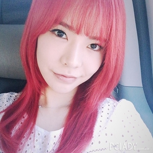 Sunny的红色染发
