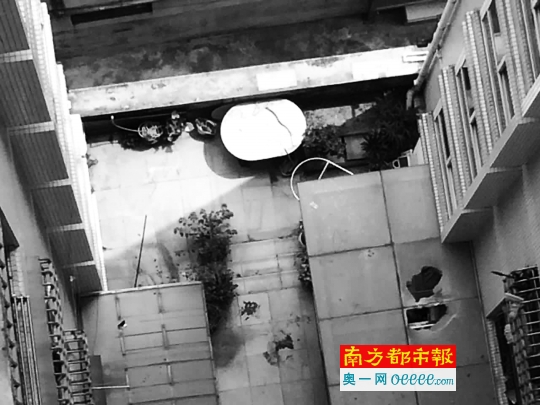 事发现场一楼平台的玻璃棚顶被砸出两个大洞。网友供图