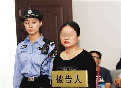 昨日,姜某因从非洲黑市买象牙制品带回国,在四中院受审。她称这些象牙是作为“土特产”买回的,但法院认定其构成走私珍贵动物制品罪。本版图片/法院供图
