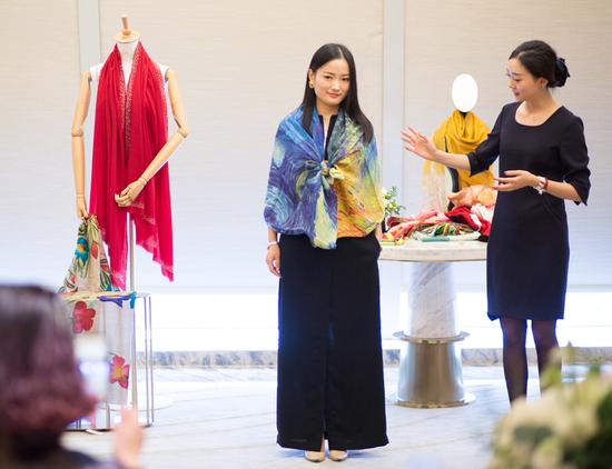 冷空气来袭 学习丝巾的百变打法