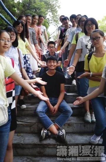 9月15日，湖南师范大学天马学生公寓，新闻与传播学院2015级新闻班部分学生合影。据了解，该班只有三名男生。