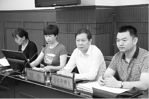 省公安厅副厅长王兆玉(右二)出庭应诉 市中区法院供图