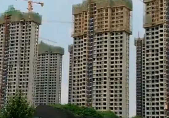 有市民反映稱西客站附近樓盤推出了買房贈面積的活動