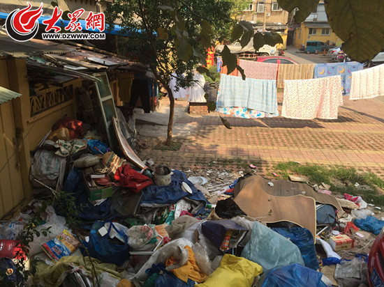 七里山附近居民樓一樓院落前堆滿垃圾