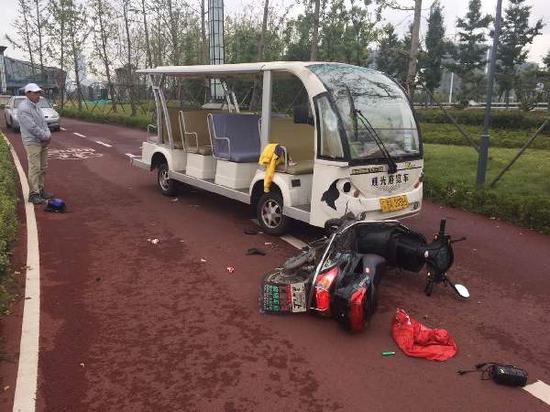 女子骑电动车逆行撞车 头盔秒变凶器划伤脸