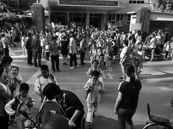 学校安全员校门口疏导安全本报记者葛兰摄