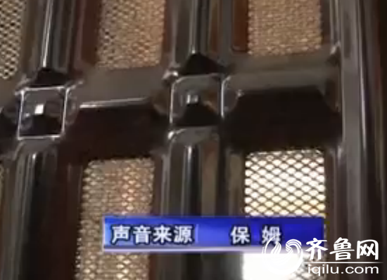 保姆隔著門向記者講述案發(fā)前一天晚上發(fā)生的事情(視頻截圖)