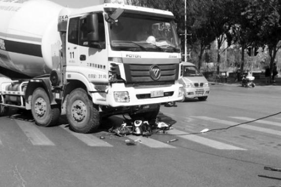 女子在斑马线上骑行 被水泥罐车卷进车下