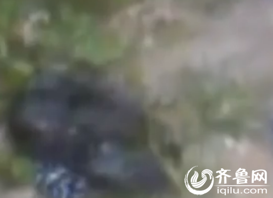 現(xiàn)場遺留著裝孩子用的黑色方便袋(視頻截圖)