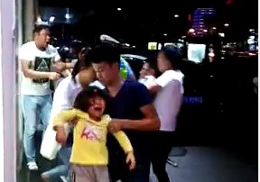 奔驰宝马剐蹭引群斗 宝马女司机踹翻女童