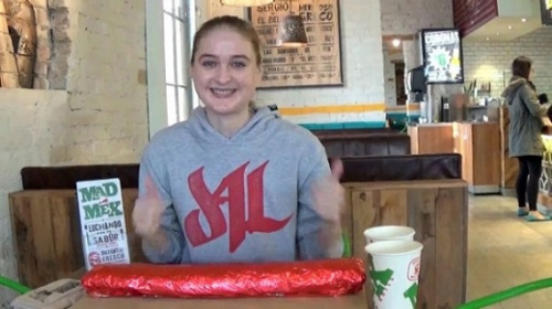 内拉挑战吃巨型墨西哥卷饼。