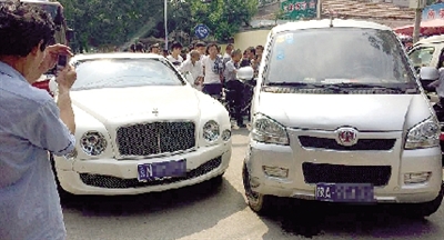 避讓電動車，面包車撞上賓利