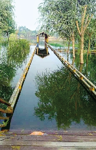 亭在那頭，隔著一段“水路”難以到達