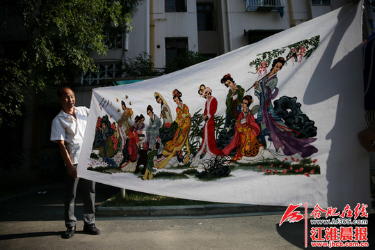 合肥58岁独眼大爷 绣出2.6米长十字绣