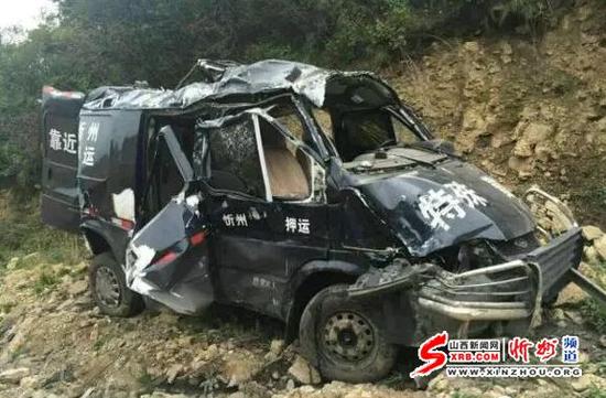 山西忻州一辆运钞车坠入山崖致两人身亡(图)|运