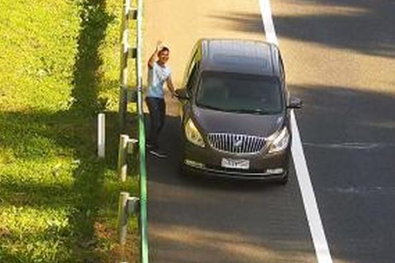 高速遮挡号牌违停解手 对着监控挥手示威