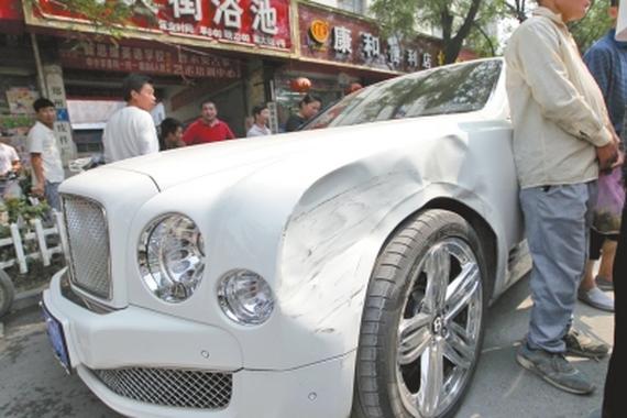 面包车撞宾利担全责 维修费超10万