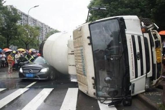 宁波一混凝土车侧翻 压扁奔驰车致1死2伤
