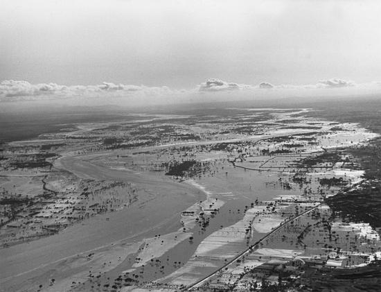 �Ӷ������������Ӻ�ˮ����Ƭ�в���ɫ����б��Ϊ֣�ݡ�������·��