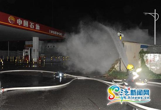 9月17日凌晨,消防官兵在紧急处置三亚东岸加气站液化气泄漏事故现场。(图片由三亚消防部门提供)