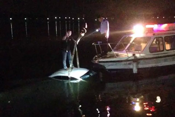 男子将宝马开进西湖 因捡手机时误踩油门