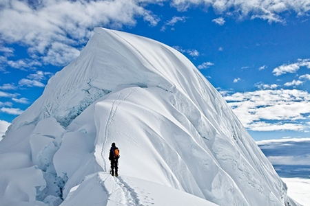 要想登上山的顶峰，就得弯腰做好攀登的准备