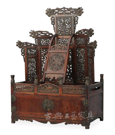 明晚期 黄花梨五屏式麒麟送子纹镜台
长64厘米,宽38厘米,高92厘米