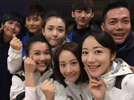 八位队员自拍合影