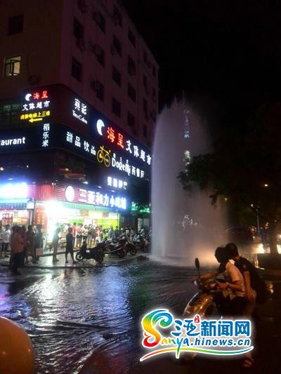 三亚新风街一处消防栓喷出水柱，大量自来水涌向街面。(网友狼骑士拍摄)