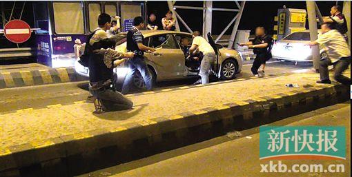 ■民警在高速路入口截停一辆轿车，抓获一名毒贩。