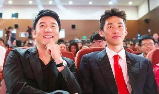 林依轮与儿子(资料图片)