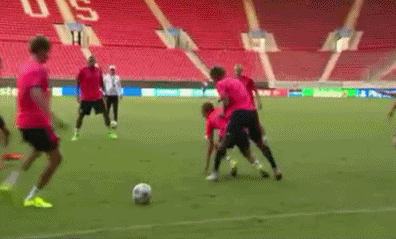 扫描二维码或搜索微信号:sportsfunnygirl