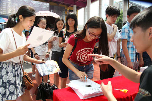 图8：征名现场学生领“全民枪战考试试卷”