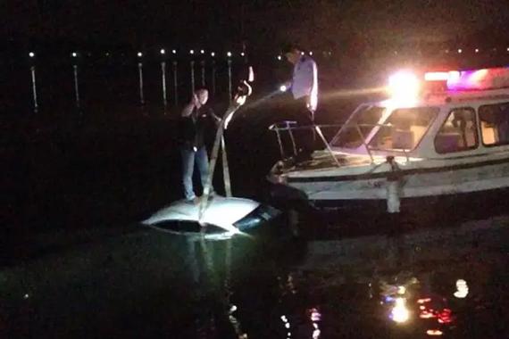 男子将宝马开进西湖 因捡手机时误踩油门