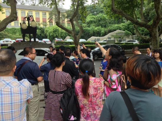 跟着孩子上大学 河海大学新生家长游园记_新浪江苏_新浪网