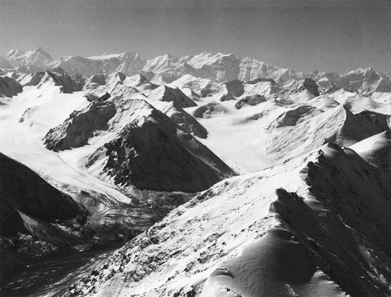 ���ߺռ���ɽ���Զ�20���ﴦ����6200�׸߿մӱ�����Զ����߷庣�ν�8000�׵Ŀ�������ɽ����