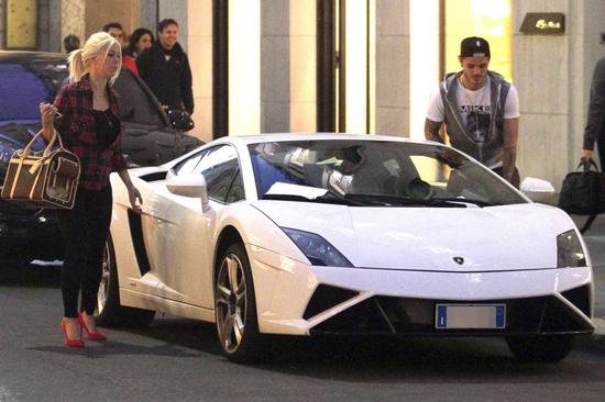 国米头牌惹倒霉事!乱停车豪车被贴条罚款(图)_