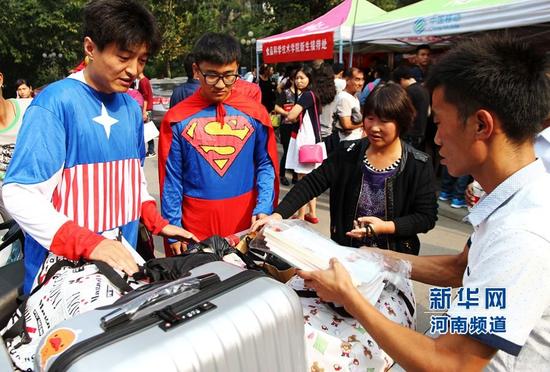 今天是河南农业大学2015级新生报道日，该校体育学院的新生辅导员带领高年级同学大玩cosplay，装扮成“复仇者联盟”中的超级英雄在校园中迎接“小鲜肉”们到来。