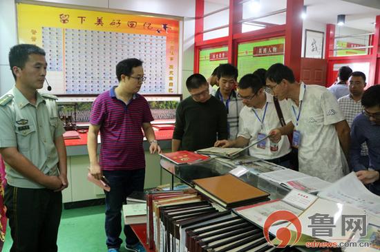 采访团翻阅武警成武县中队先进事迹材料
