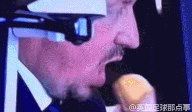 贝秃被拍到在场下狂吃汉堡