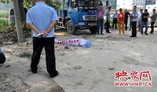 在蓋房中死亡的民工。