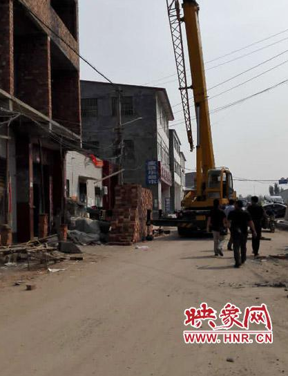 都市村莊里隨處可見(jiàn)突擊蓋房情況。