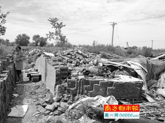 8月5日,艺新社区居民在整理刚被强拆的住房,这一片区已经在今年初被确认征收决定违法,撤销补偿安置方案,但强拆没有停止。