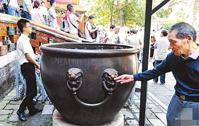 故宫三百年铜缸被情侣画心刻字﹃秀恩爱﹄。