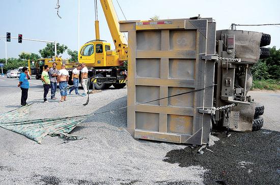 拉滿石子的卡車翻車