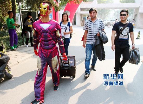 今天是河南农业大学2015级新生报道日，该校体育学院的新生辅导员带领高年级同学大玩cosplay，装扮成“复仇者联盟”中的超级英雄在校园中迎接“小鲜肉”们到来。