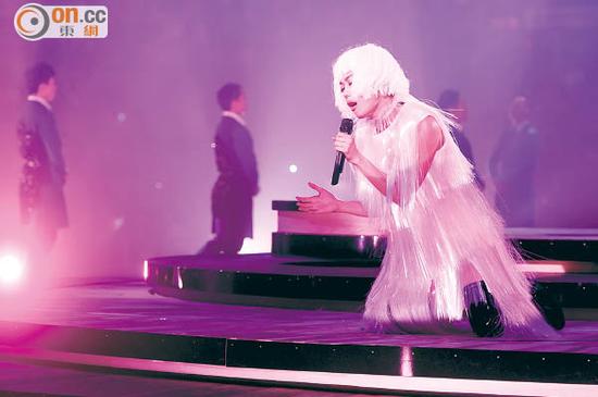 <em>容祖儿演唱会疑</em>bra<em>脱落</em> 回应:我没穿bra |容祖儿